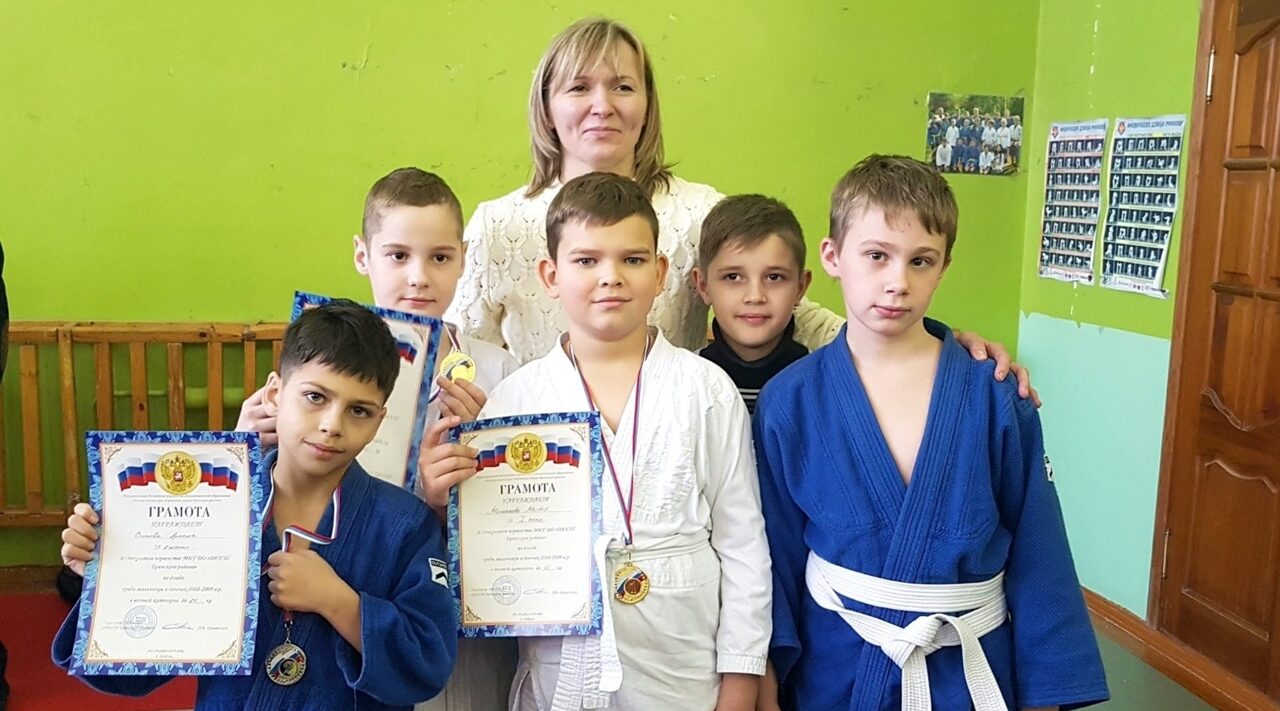 Учит искусству покорять вершины спорта