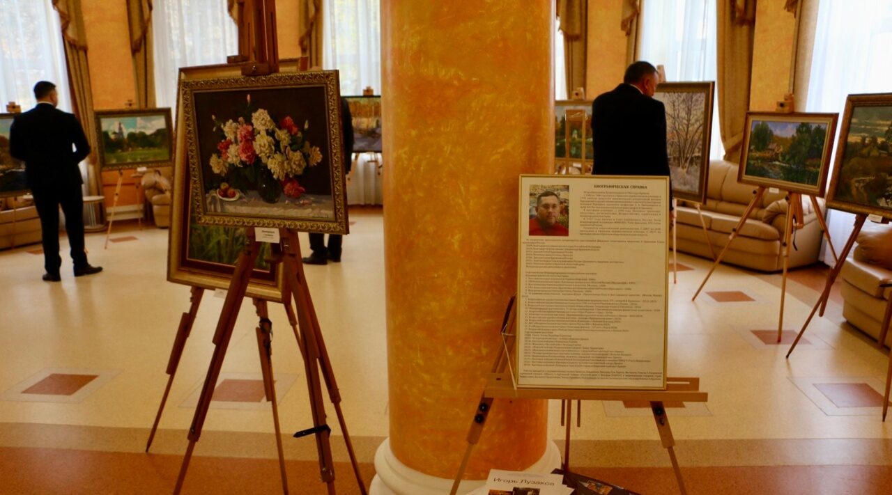 В Брянской областной Думе стартовала выставка работ художника-монументалиста Игоря Лузакова