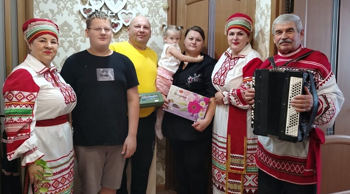 Творческий коллектив Добрунского ПКДЦ поздравил многодетного отца
