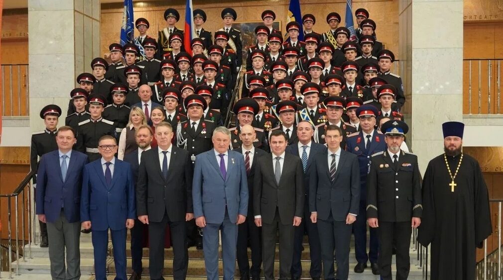 Стародубскому казачьему кадетскому корпусу вручили переходящее знамя Президента РФ