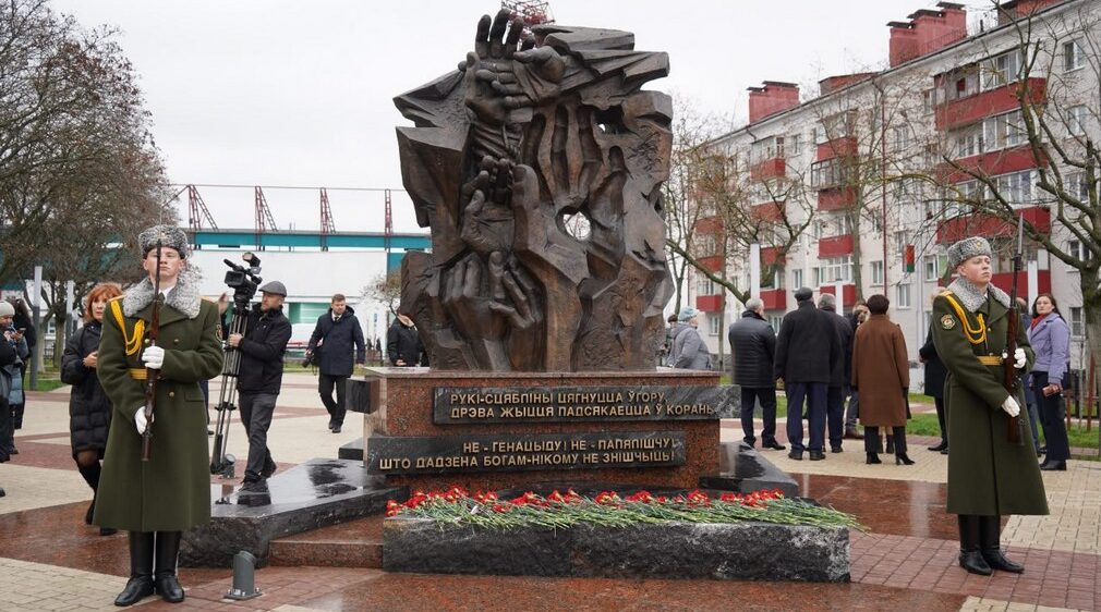 Губернатор Брянщины возложил цветы к памятнику на площади Восстания в Гомеле