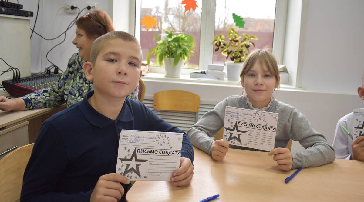 В Клетне дети участников СВО написали письма солдатам