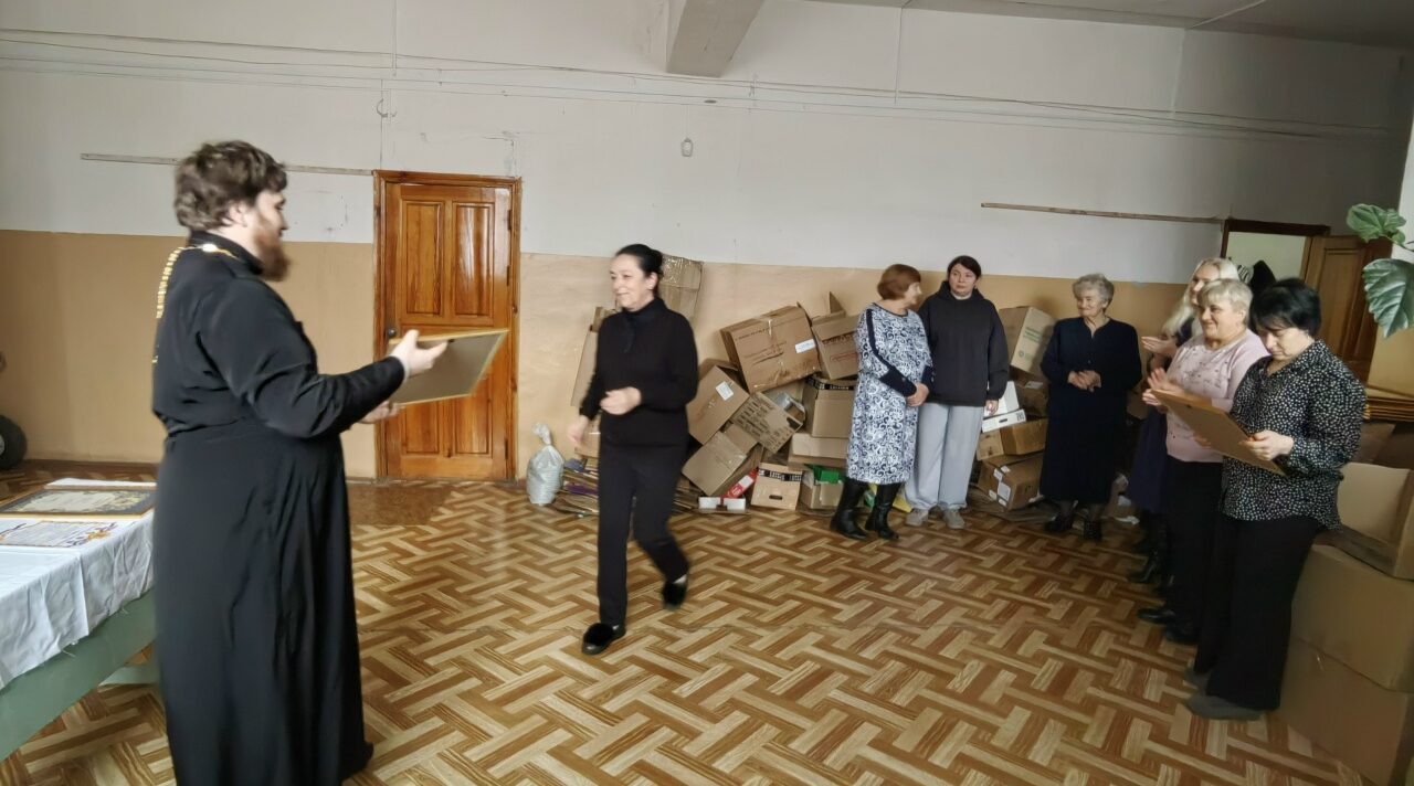 Волонтёрам вручили Архиерейские грамоты