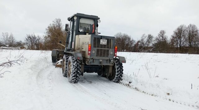 В Брянском районе кипит работа по уборке снега