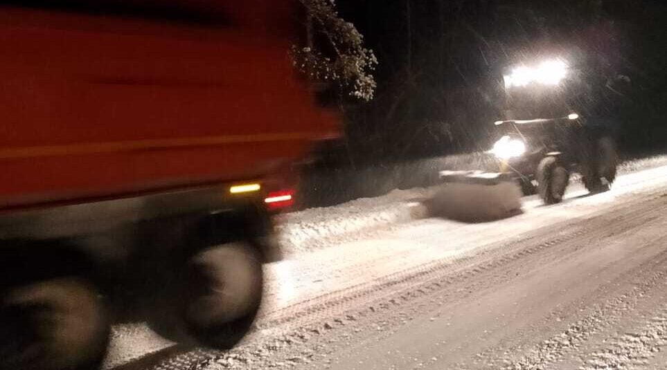 Брянские дорожники круглосуточно борются с последствиями снегопада