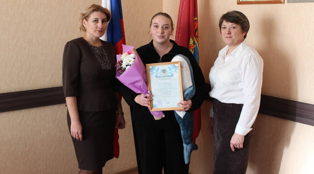 В Суземке вручили сертификат на маткапитал многодетной маме