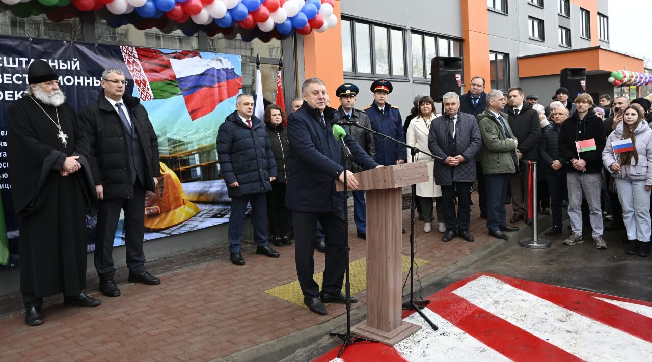 Губернатор вместе с гомельской делегацией вручили ключи от квартир детям-сиротам