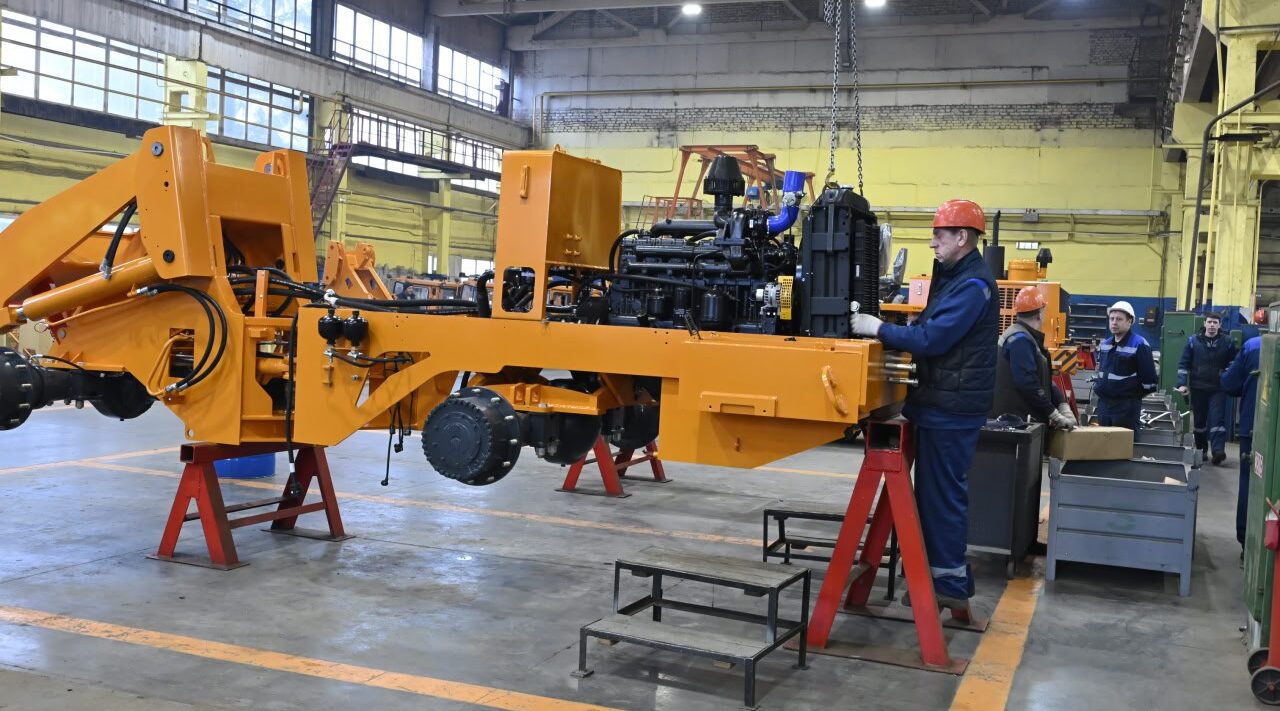 Александр Богомаз вместе с Иваном Крупко посетили «Амкодор-Брянск»