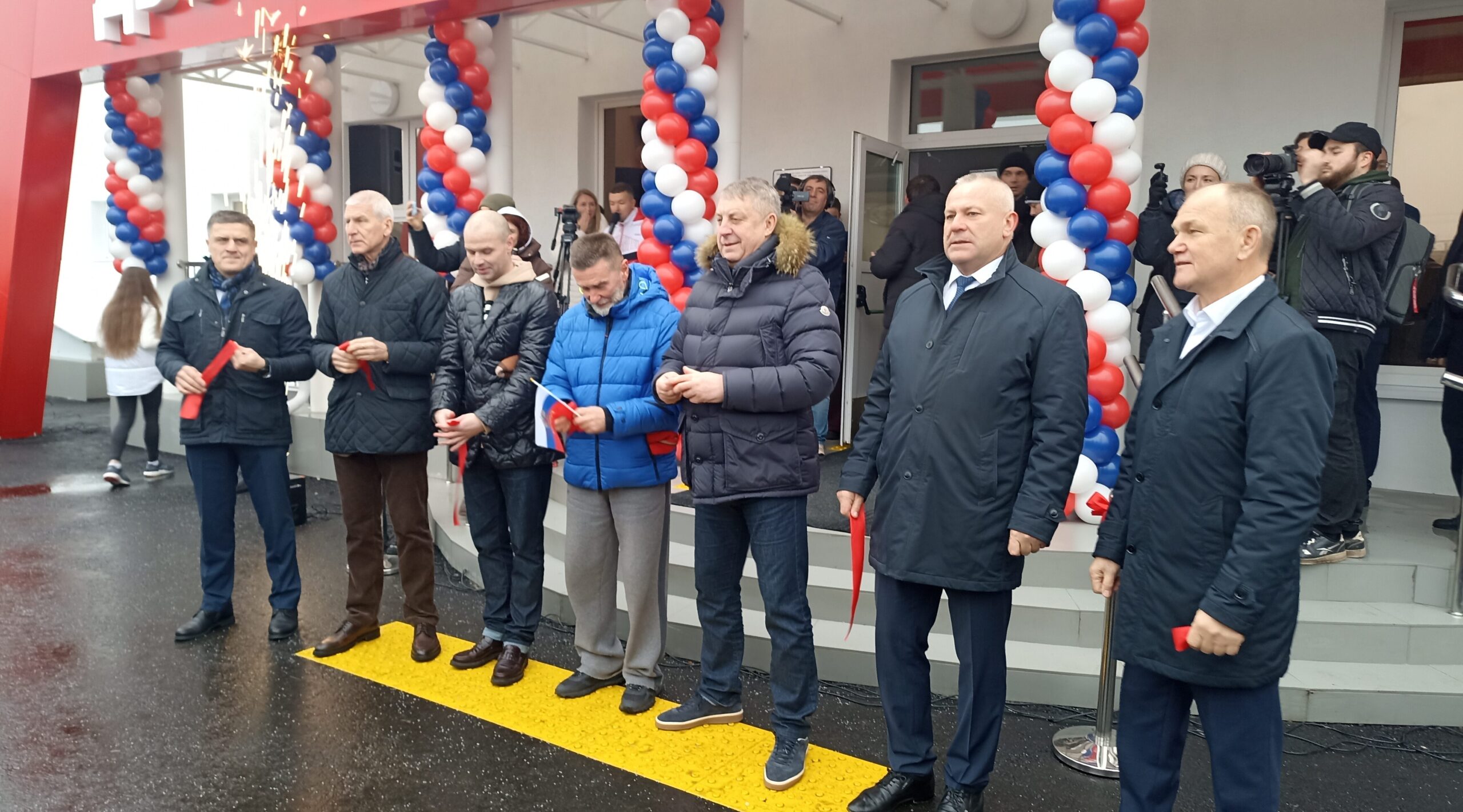 В Глинищево открыт современный Ледовый дворец имени Всеволода Боброва