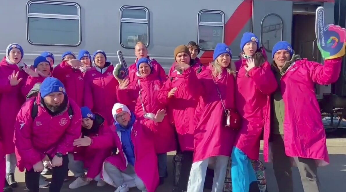 Брянских волонтеров поздравляют с Днем добровольца.