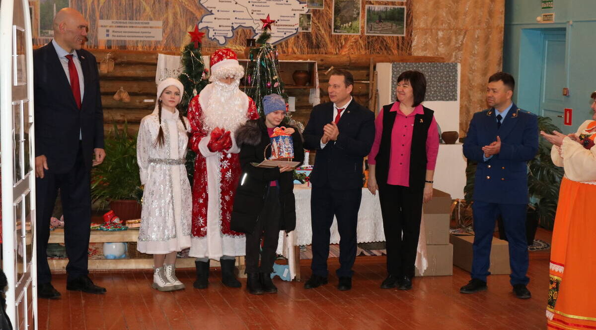 Ключи от квартиры вручили сироте в Комаричах