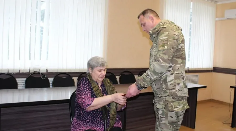 В Суземске матери героя передали орден Мужества сына