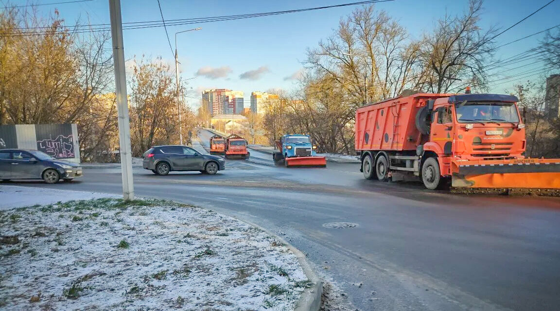 Брянские дорожники вышли на борьбу с гололёдом
