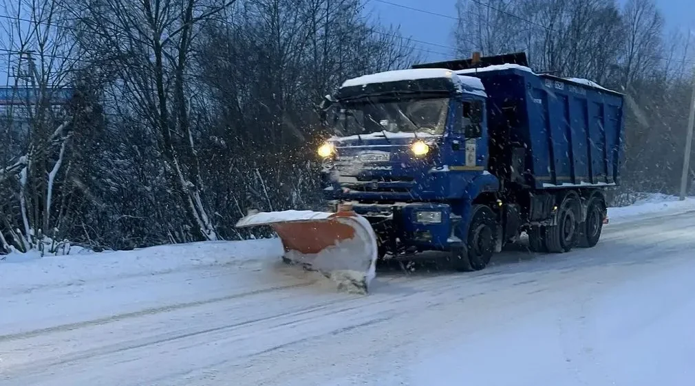 В Брянской области устраняют последствия снегопада и ледяного дождя