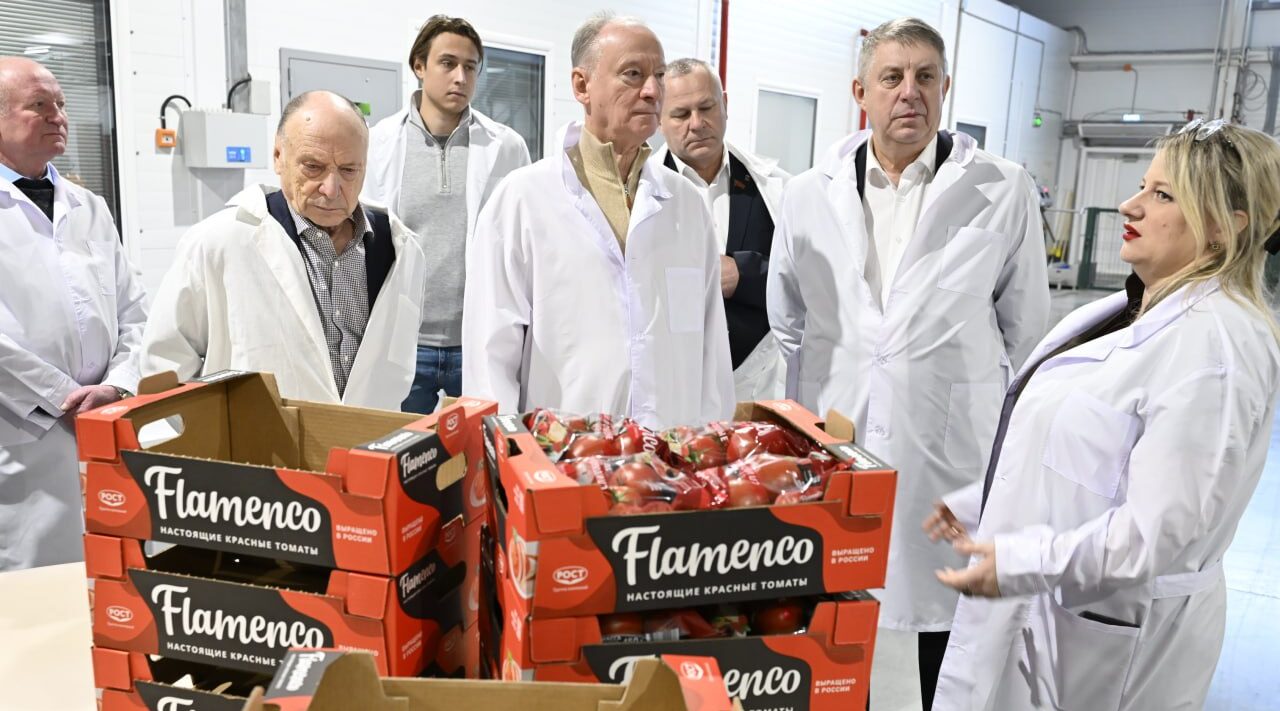 Николай Патрушев и Александр Богомаз посетили тепличный комбинат «Журиничи»