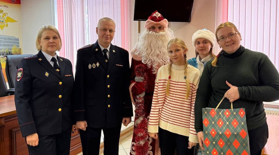 Сотрудники Брянского ЛО МВД России на транспорте — участники Всероссийской акции «Елка желаний».