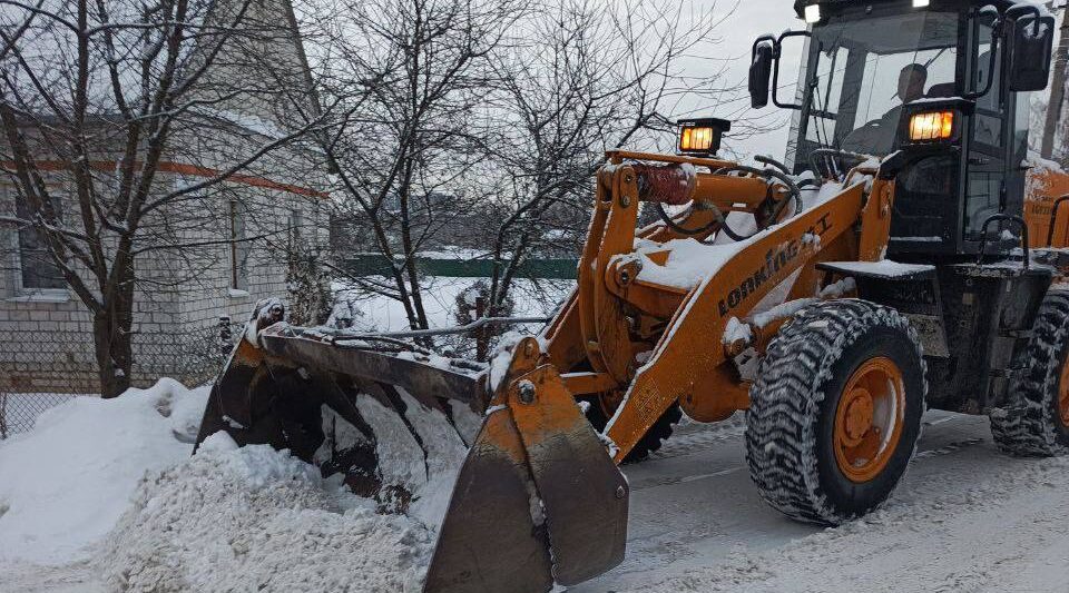 В Брянском районе продолжается борьба со снегом