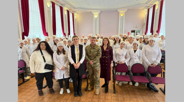 «У каждого времени свои герои»: студенты встретились с ветераном СВО и представителями фонда