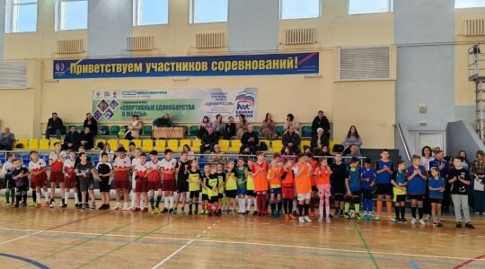 Подростки социального приюта сыграли в футбол