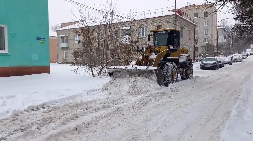 Уборка снега в Брянском районе продолжается
