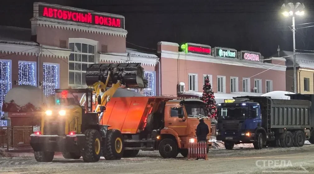 В Брянске и Брянском районе ведётся уборка снега