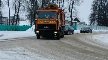 В Брянской области ведутся работы по уборке снега и обработке дорог