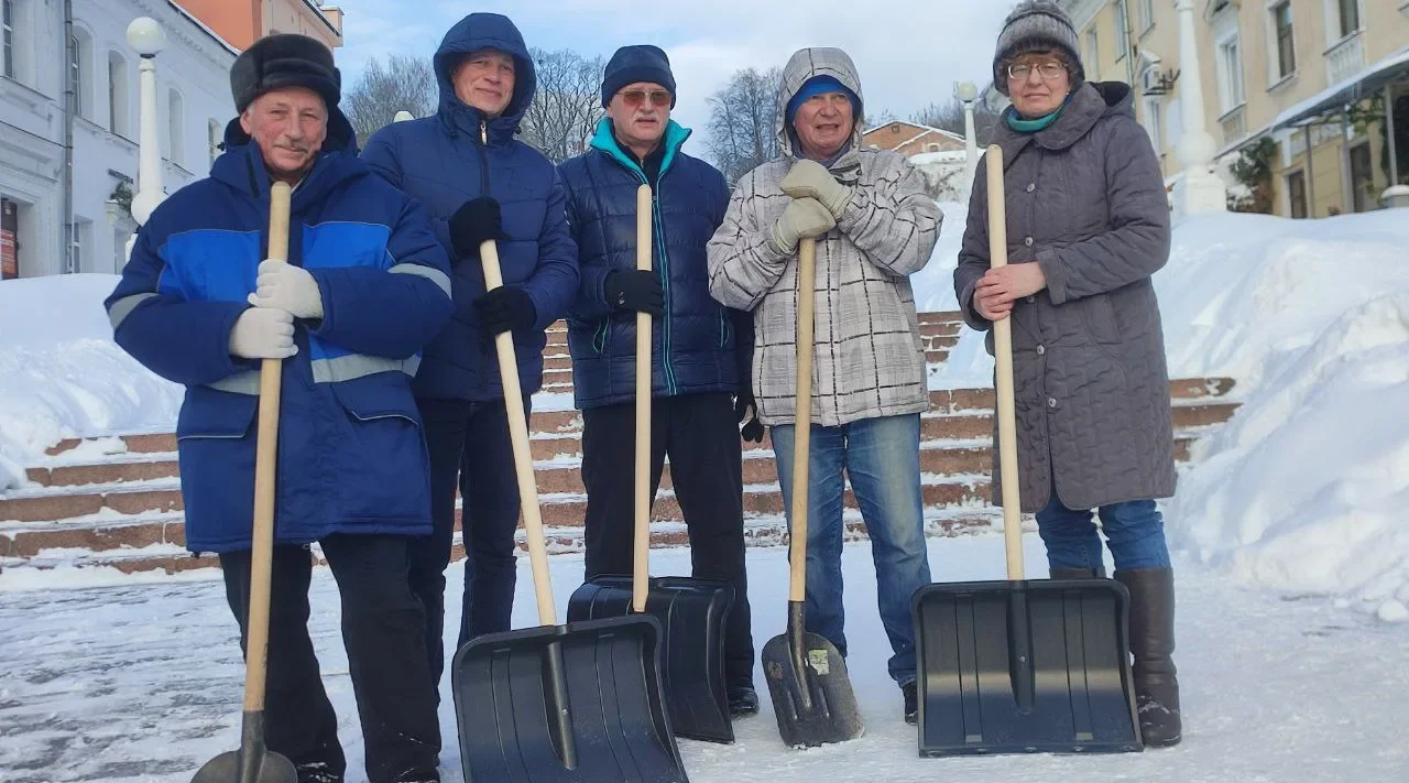 Брянский «Снежный десант» чистит от снега улицы города