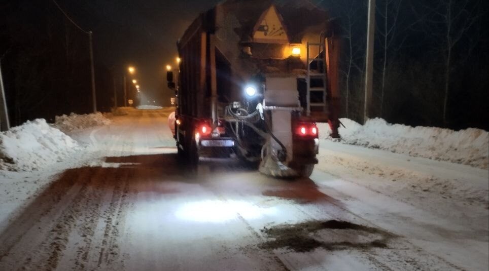 В Брянской области продолжается уборка снега и обработка дорог