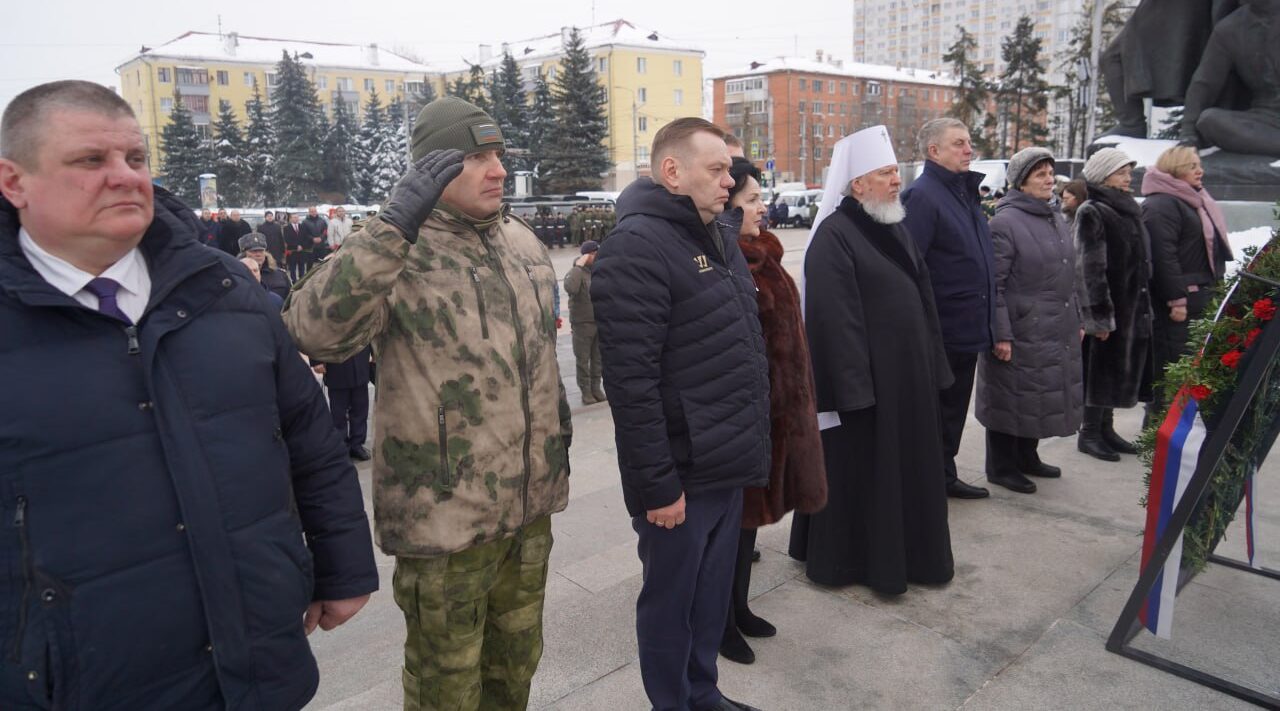 Александр Богомаз и Дмитрий Алейников возложили цветы к Вечному огню на площади Партизан