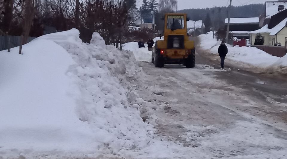 Дорожники продолжают очищать от снега сельские дороги