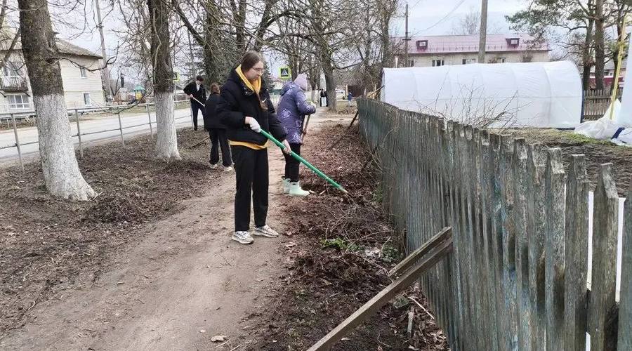 Учащиеся и педагоги из Речицы Почепского района провели масштабный субботник