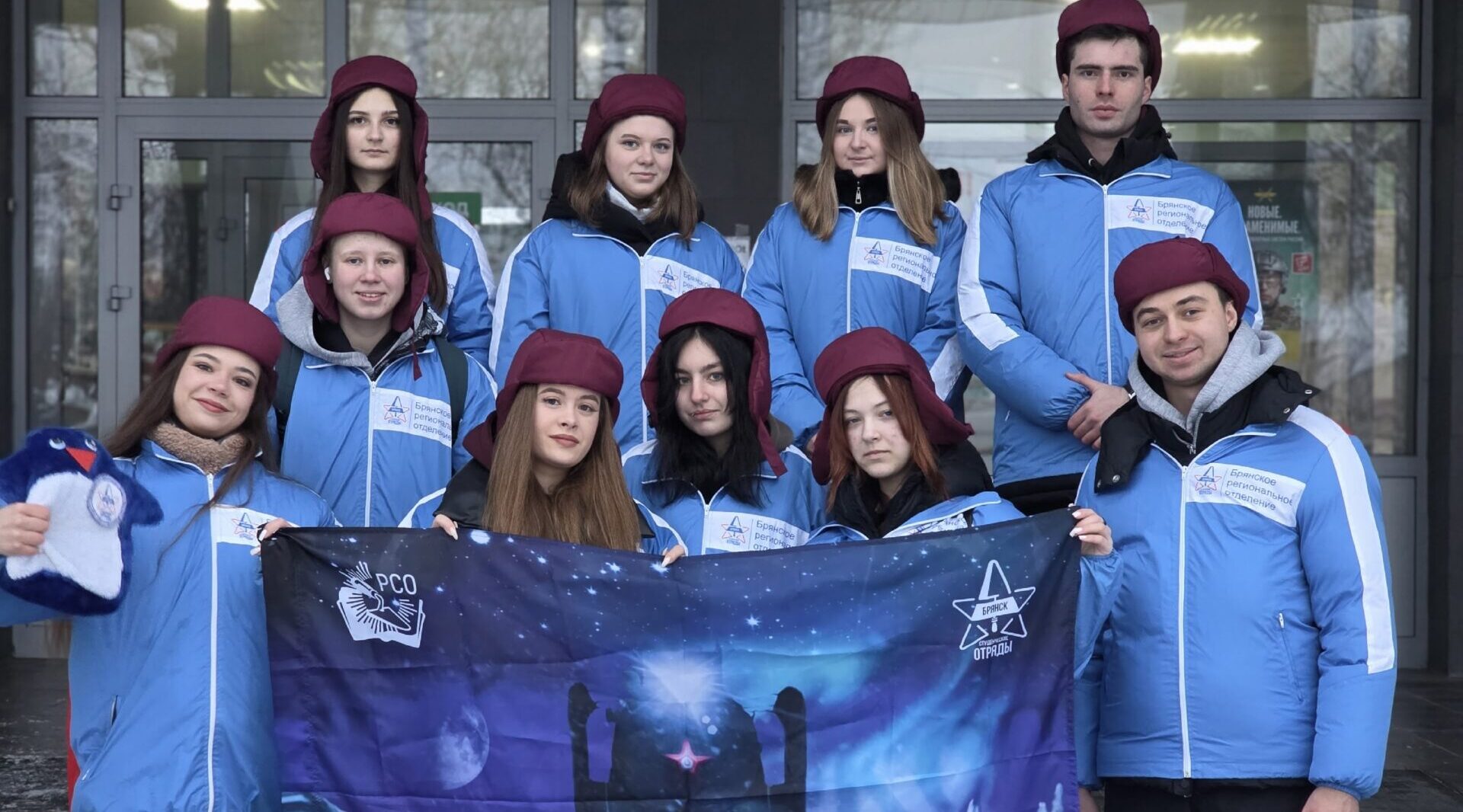 Жительница из брянской глубинки сплела 100-ю маскировочную сеть для бойцов СВО