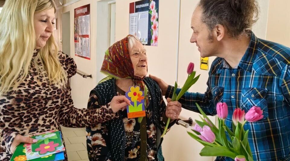 Волонтёры порадовали бабушек