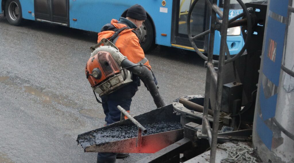В Брянске продолжается ямочный ремонт дорог