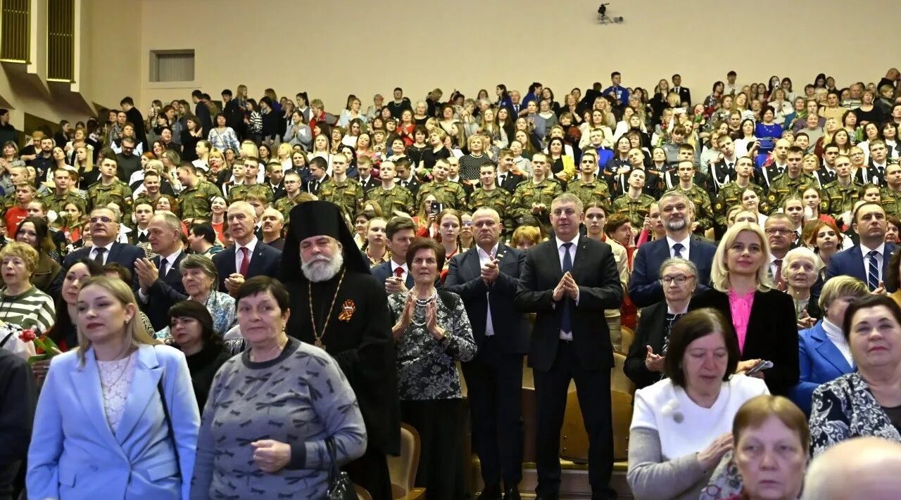 Александр Богомаз выразил особые слова благодарности женщинам-военнослужащим