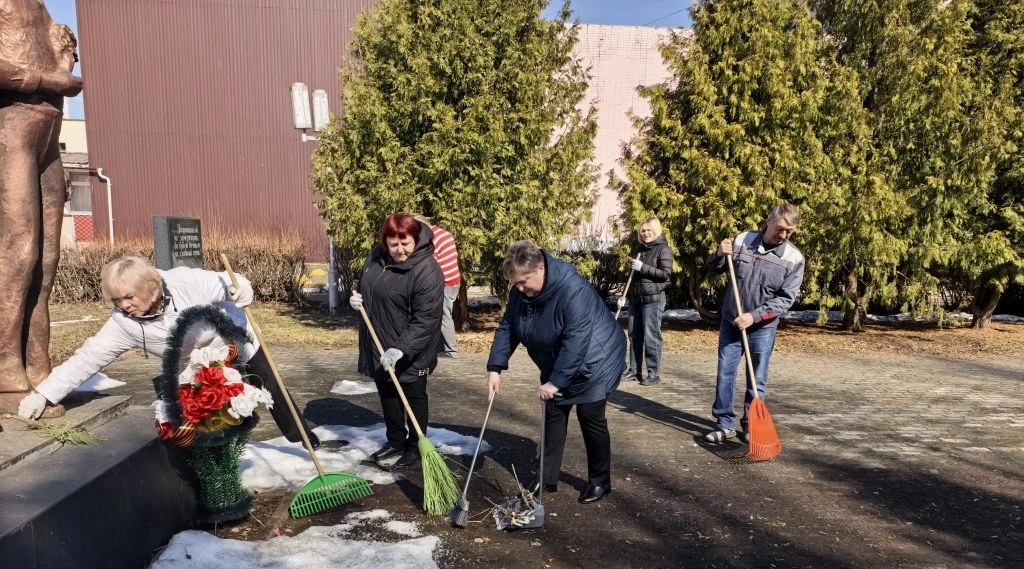 Работники культуры навели порядок на «Аллее Славы»