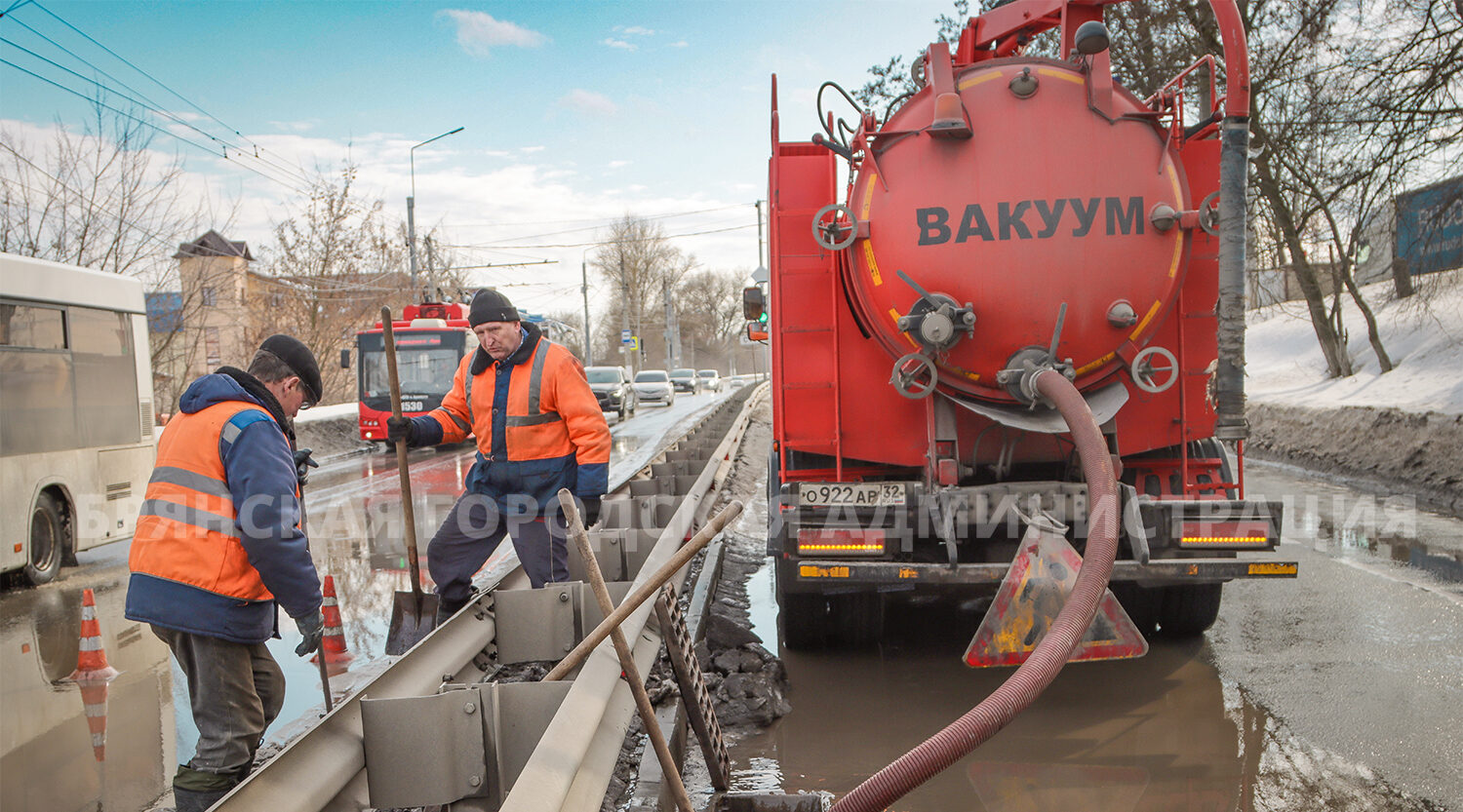 В Брянске чистят ливнёвки