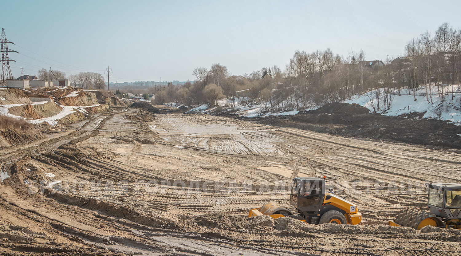 В основание будущей дороги-дублера укладывают геотекстиль