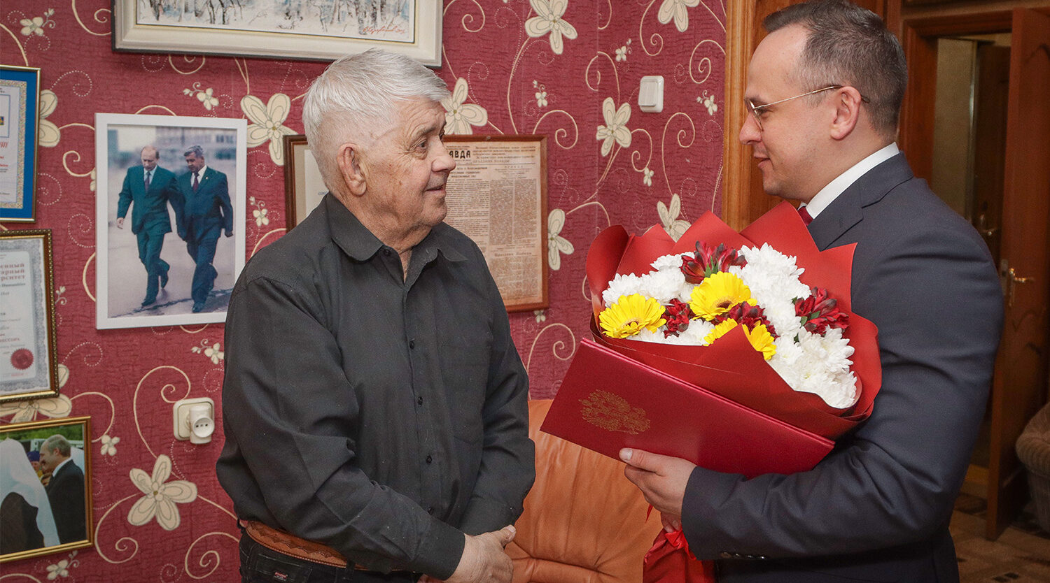 Глава Советского района Денис Семёнов поздравил Юрия Лодкина