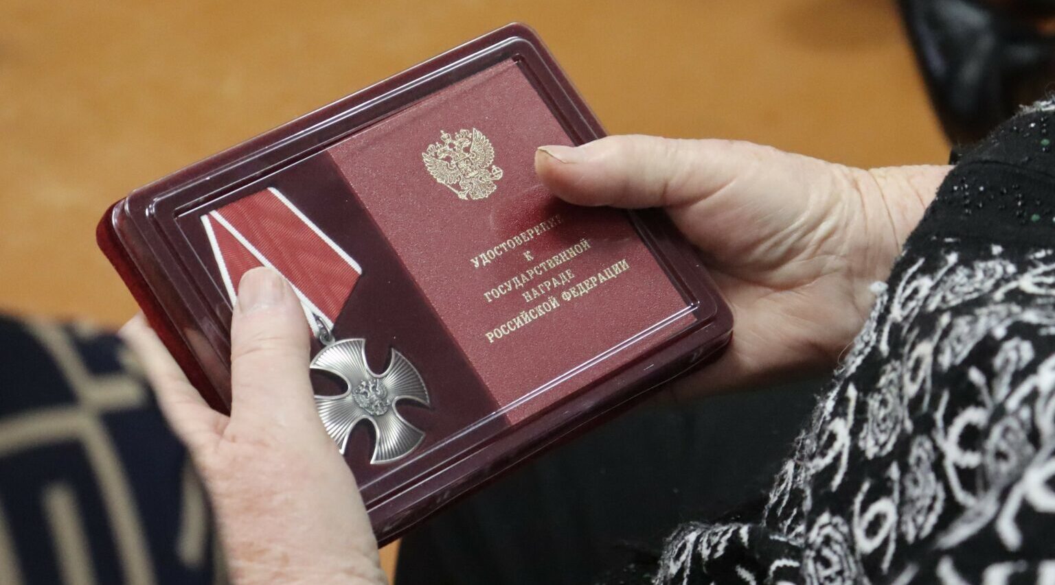 Семьям погибших героев передали государственные награды