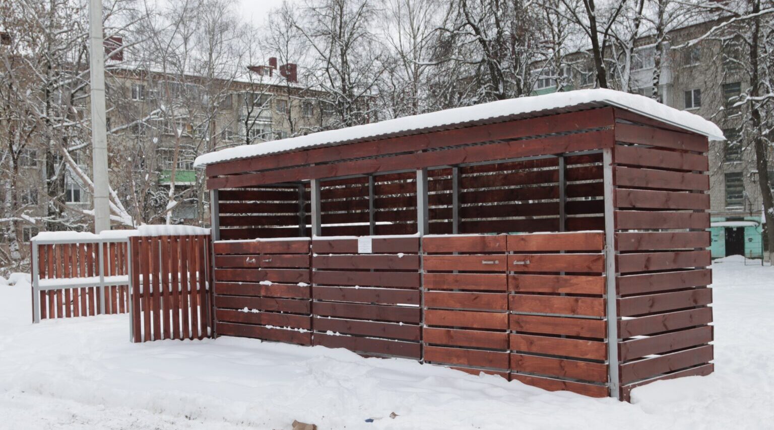 Бетонное основание, реечный корпус, навес