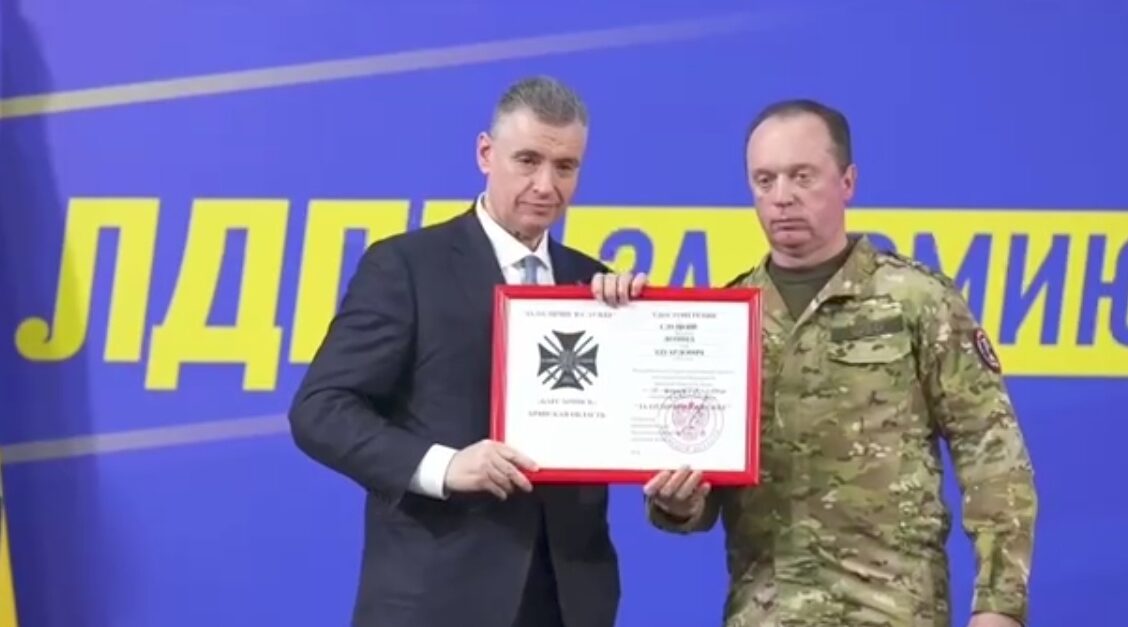 Сергей Антошин наградил Леонида Слуцкого высшим отличительным знаком бригады БАРС – Брянск