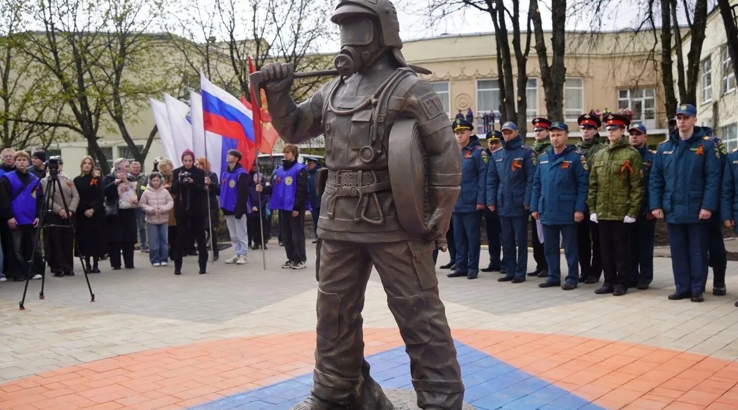 В сквере Бежицкого района Брянска открыли памятник Огнеборцу
