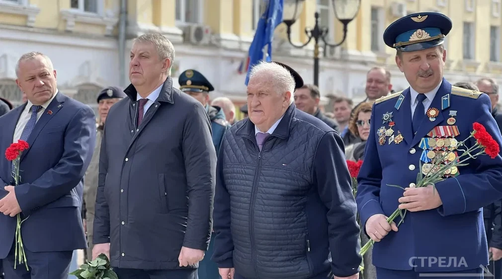 В Брянске прошло торжественное мероприятие у памятника Юрию Гагарину