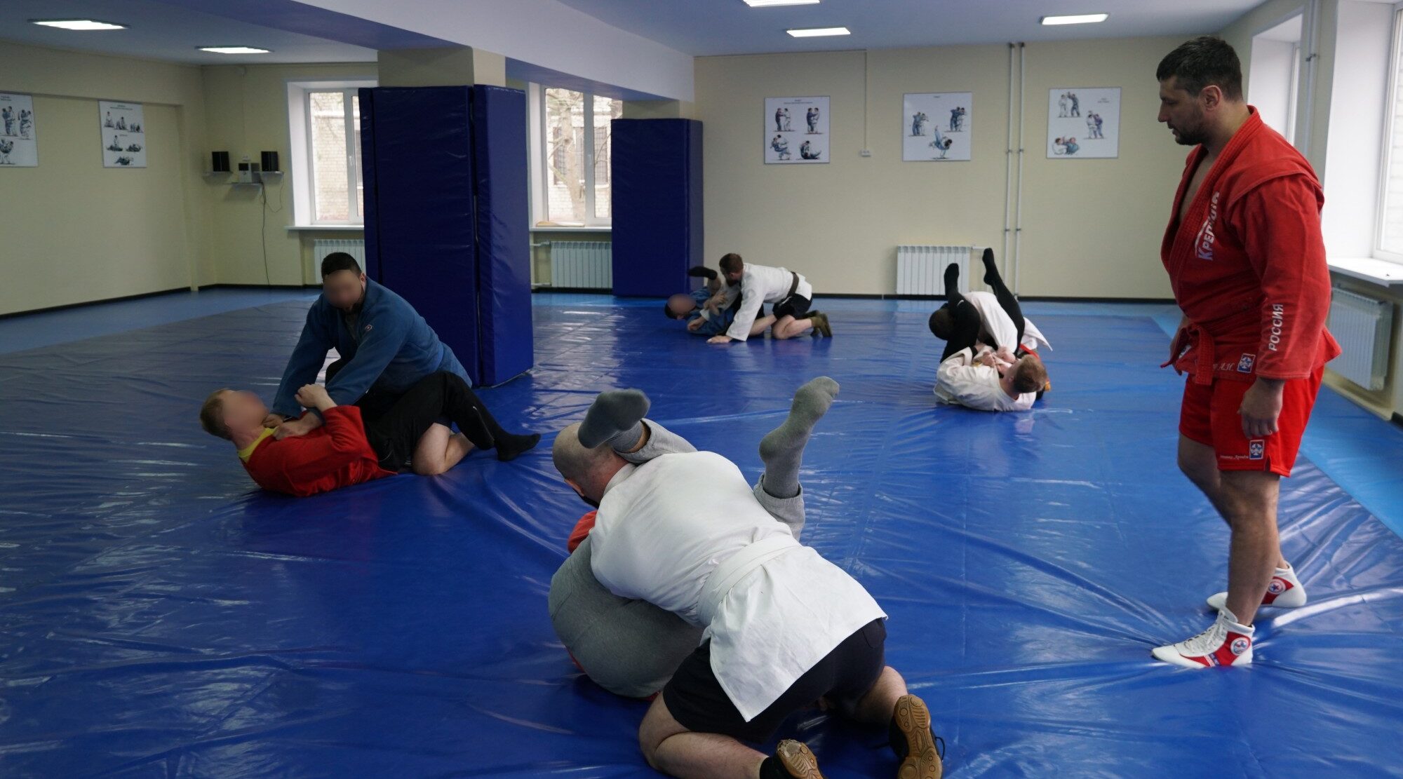 Чемпион мира по самбо Артем Осипенко провёл мастер-класс для росгвардейцев в Брянске