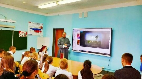 Священник беседовал со школьниками