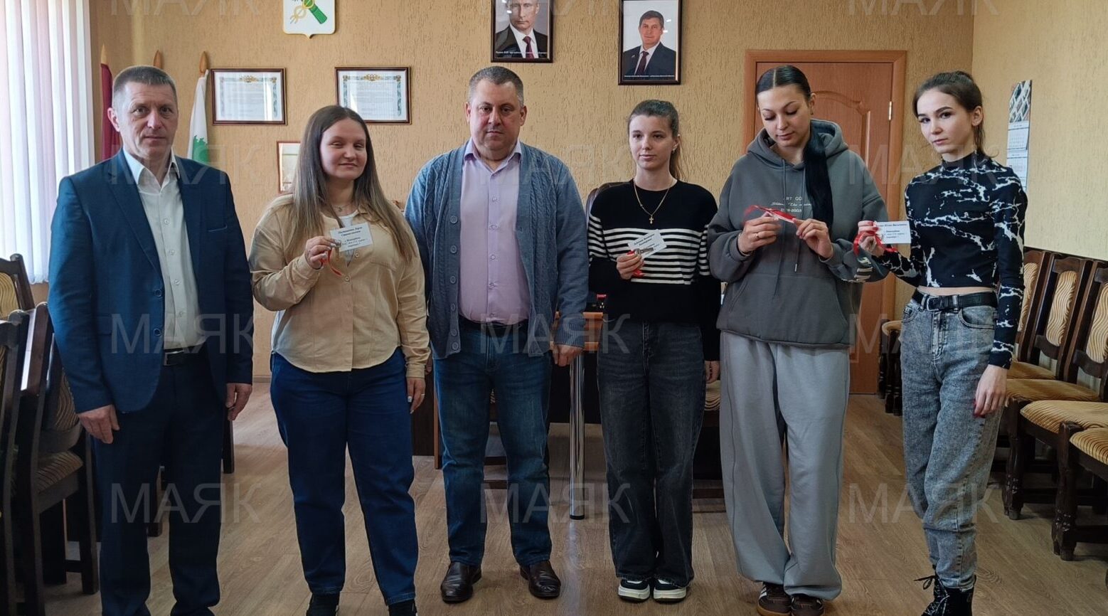 В Новозыбкове детям-сиротам вручили ключи от новых квартир