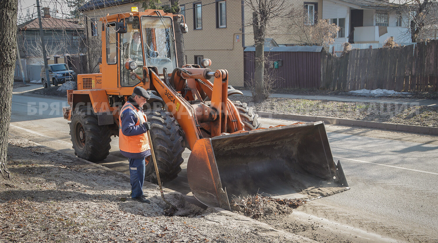 Во всех районах Брянска проводится весенняя уборка улиц