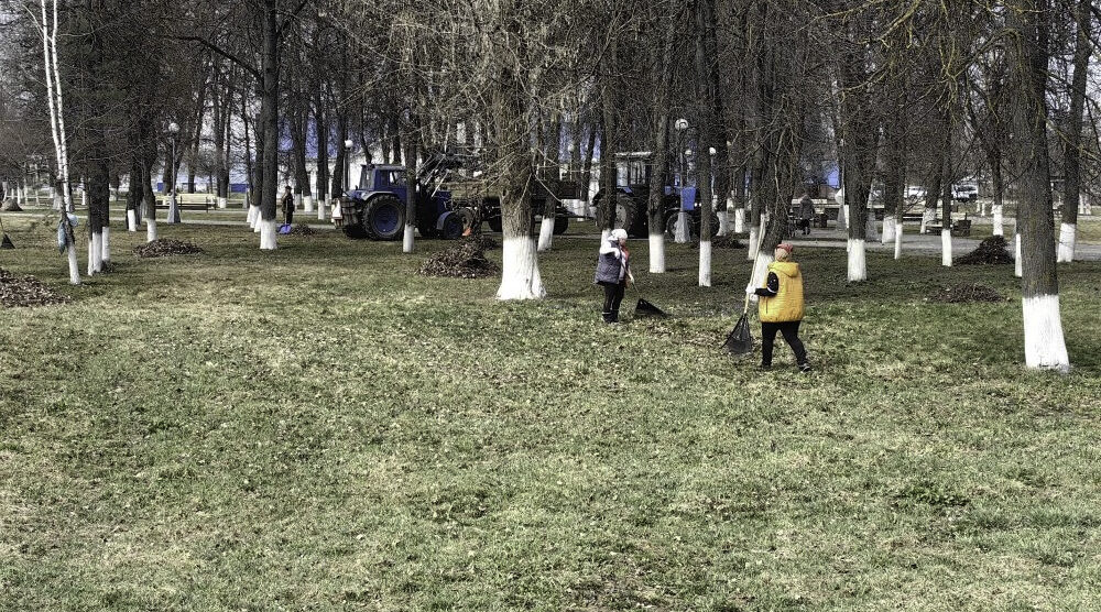 В Глинищеве убирают сквер