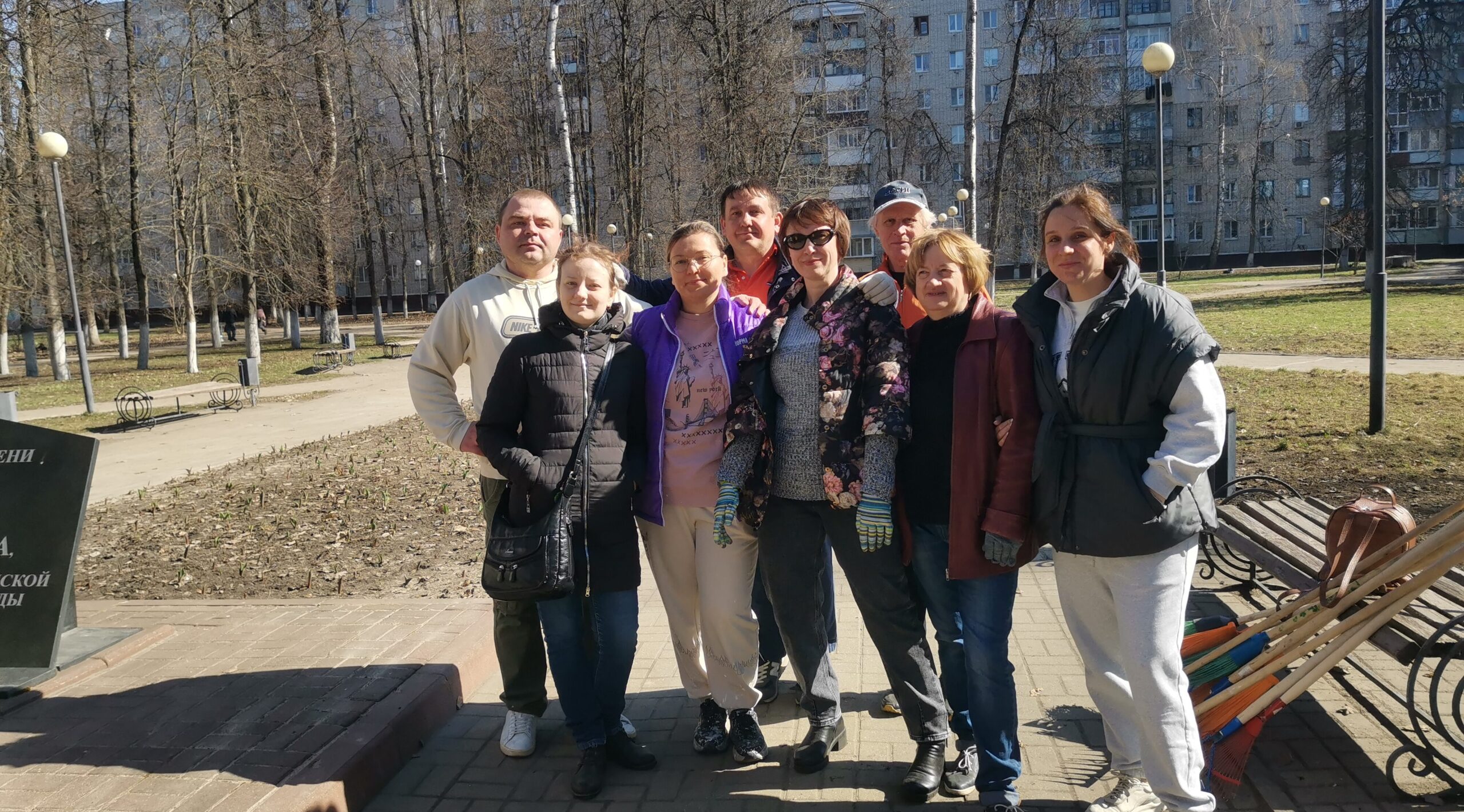 На субботнике убирали городской сквер